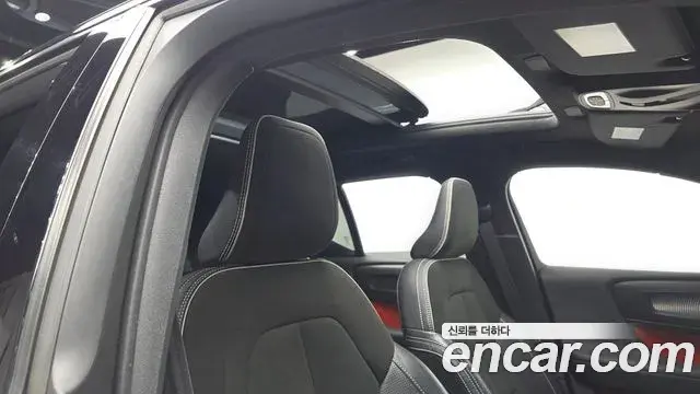 Volvo XC40 2018 — Şəkil 28/31