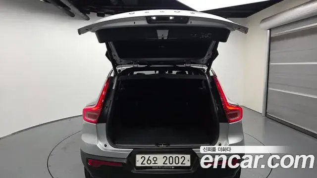 Volvo XC40 2018 — Şəkil 31/31