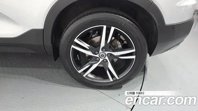 Volvo XC40 2018 — Şəkil 29/31