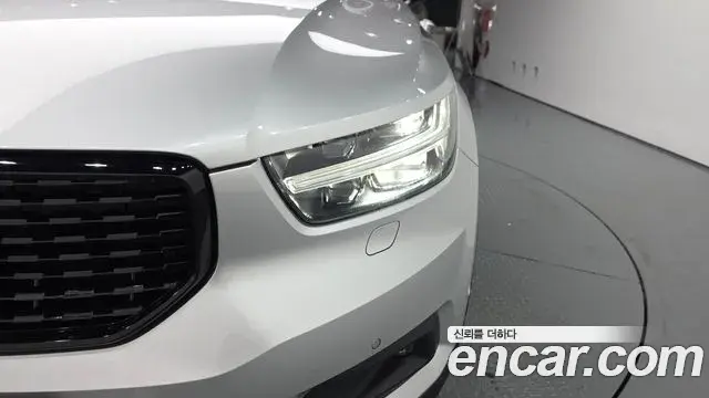 Volvo XC40 2018 — Şəkil 24/31