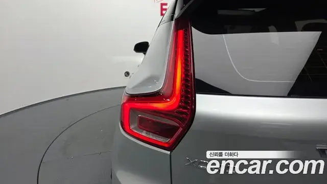 Volvo XC40 2018 — Şəkil 19/31