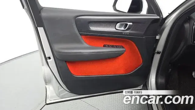 Volvo XC40 2018 — Şəkil 30/31