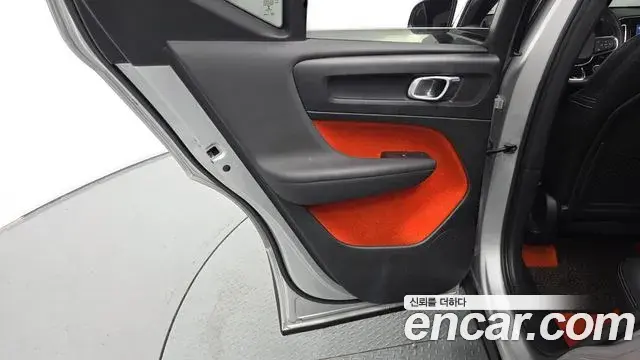 Volvo XC40 2018 — Şəkil 15/31