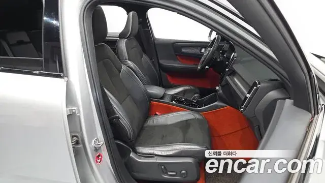 Volvo XC40 2018 — Şəkil 17/31