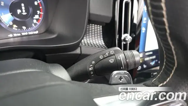 Volvo XC40 2018 — Şəkil 14/31