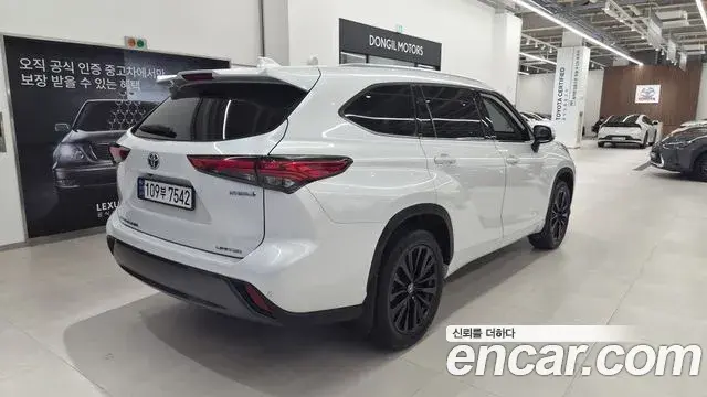 Toyota Highlander 2023 — Photo 9/20