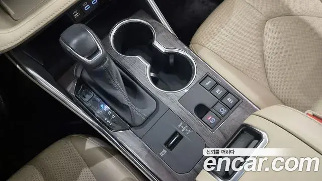 Toyota Highlander 2023 — Photo 19/20