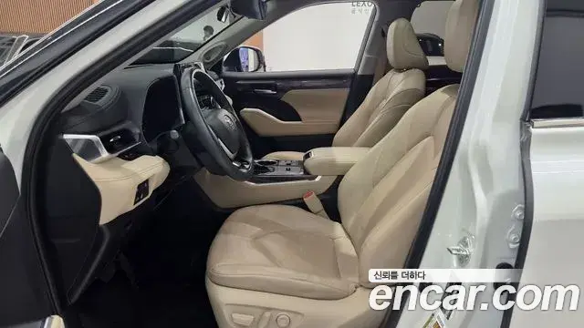 Toyota Highlander 2023 — Photo 16/20