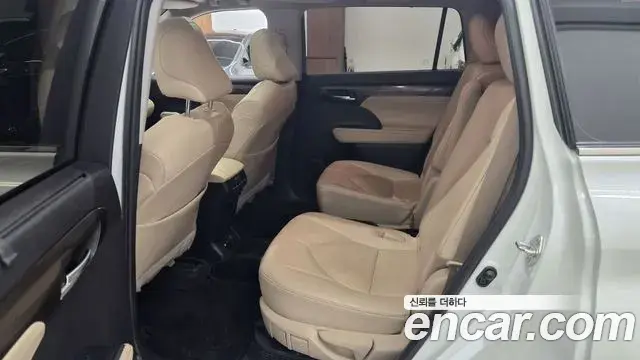 Toyota Highlander 2023 — Photo 12/20