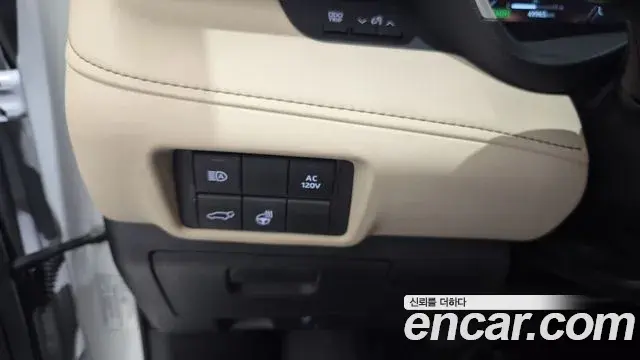Toyota Highlander 2023 — Photo 15/20