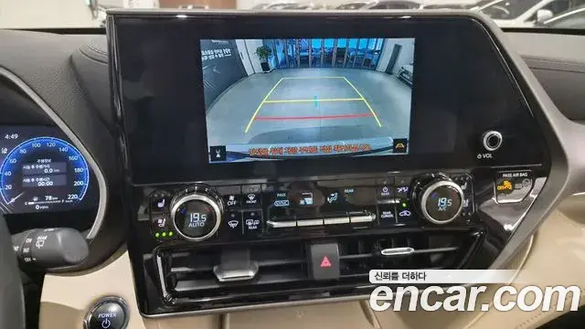 Toyota Highlander 2023 — Photo 8/20