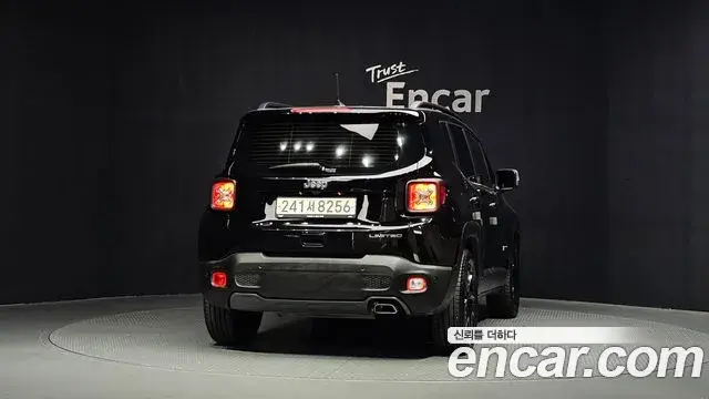 Jeep Renegade 2022 — ფოტო 18/20