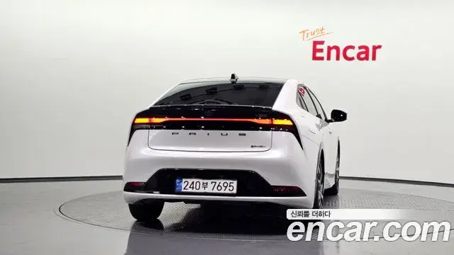 Toyota Prius 2024 — Şəkil 1/30