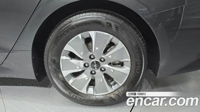 Kia K5 2023 — ფოტო 4/31