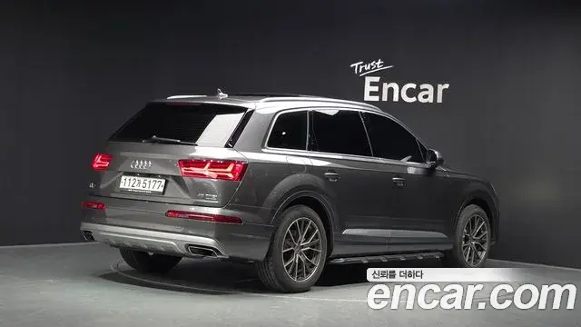 Audi Q7 2019 — Фото 2/20