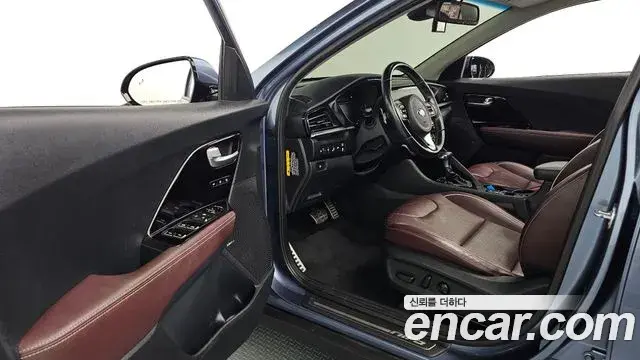 Kia Niro 2019 — Фото 10/20
