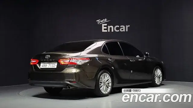Toyota Camry 2018 — Фото 2/20