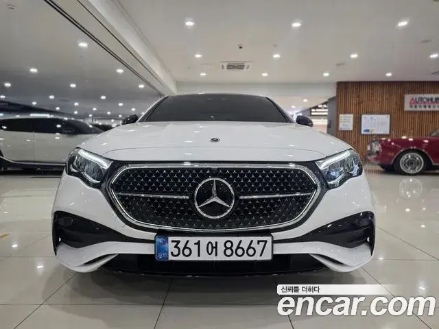 Mercedes-Benz E-Class 2025 — Photo 1/19