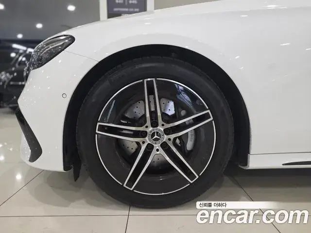 Mercedes-Benz E-Class 2025 — Photo 9/19