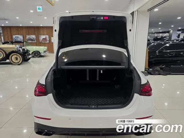 Mercedes-Benz E-Class 2025 — Photo 10/19