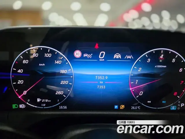 Mercedes-Benz E-Class 2025 — Photo 13/19