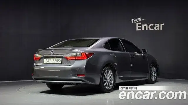 Lexus ES300h 2018 — Photo 2/20