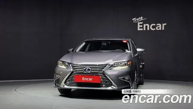 Lexus ES300h 2018 — Photo 3/20