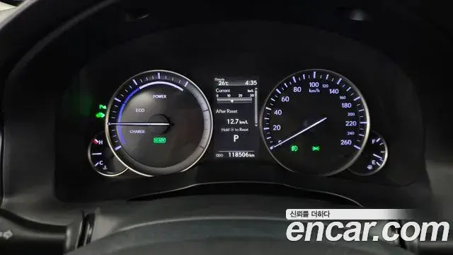 Lexus ES300h 2018 — Photo 8/20