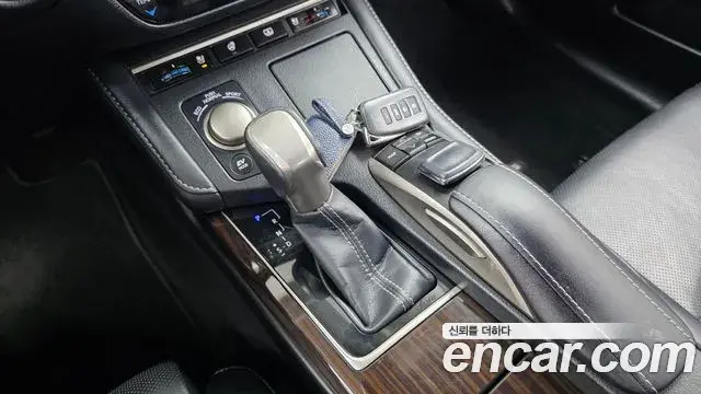 Lexus ES300h 2018 — Photo 9/20