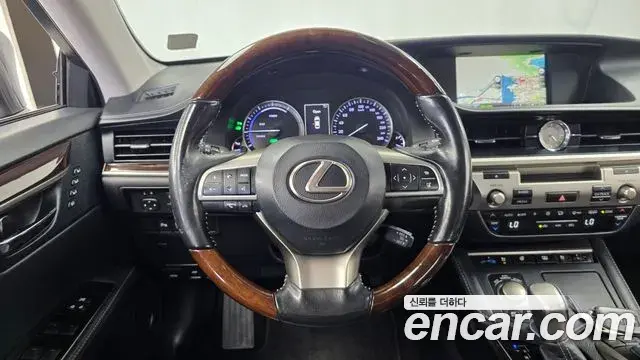 Lexus ES300h 2018 — Photo 13/20