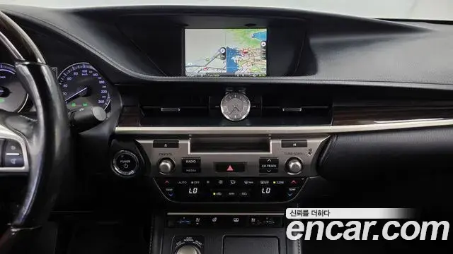 Lexus ES300h 2018 — Photo 14/20