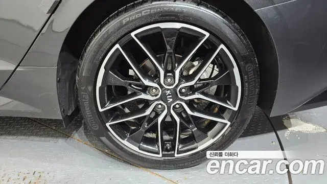 Kia K5 2020 — ფოტო 19/32