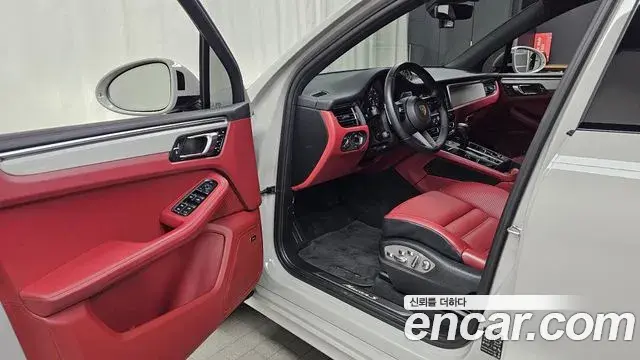 Porsche Macan 2022 — Şəkil 14/32