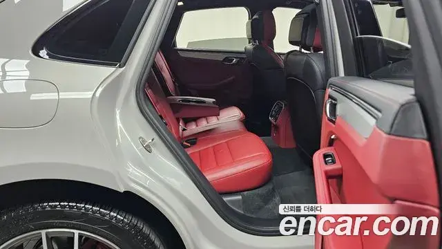 Porsche Macan 2022 — Şəkil 28/32
