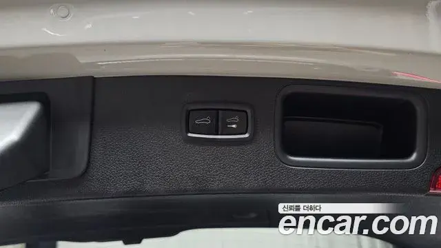 Porsche Macan 2022 — Şəkil 26/32