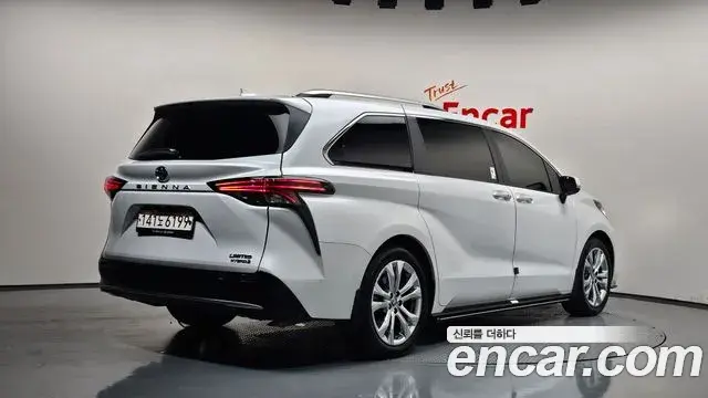Toyota Sienna 2023 — Photo 2/20