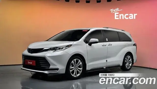 Toyota Sienna 2023 — Photo 1/20