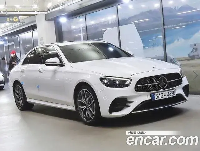 Mercedes-Benz E-Class 2023 — Photo 1/1