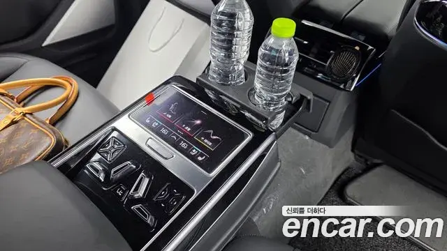 Audi A8 2021 — Photo 18/20