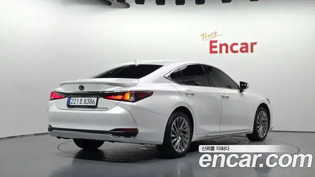 Lexus ES300h 2025 — Photo 2/20