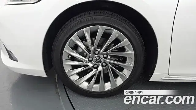 Lexus ES300h 2025 — Photo 5/20