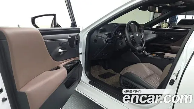 Lexus ES300h 2025 — Photo 10/20