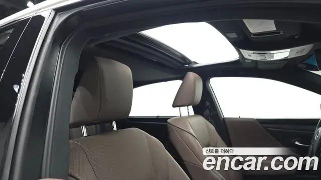Lexus ES300h 2025 — Photo 16/20