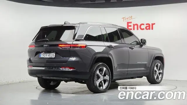 Jeep Grand Cherokee 2023 — Фото 2/20