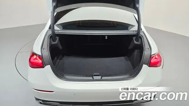 Mercedes-Benz E-Class 2025 — Фото 16/20