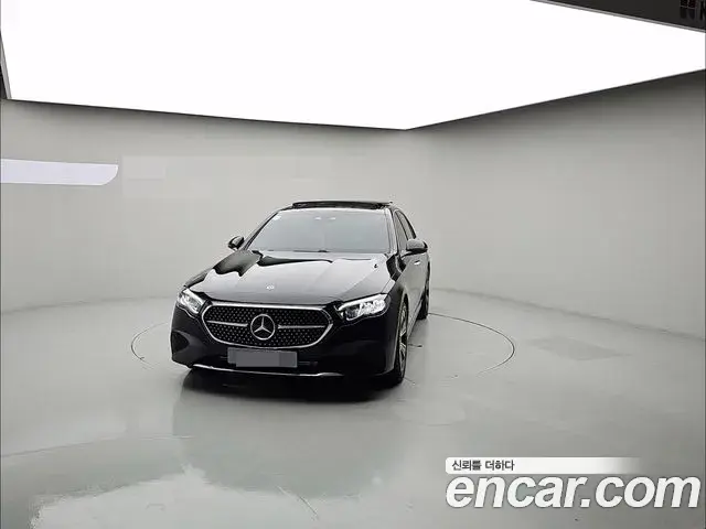 Mercedes-Benz E-Class 2024 — Photo 10/19