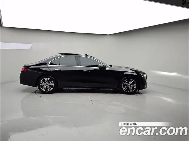 Mercedes-Benz E-Class 2024 — Photo 3/19