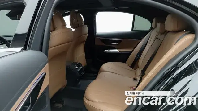 Mercedes-Benz E-Class 2024 — Photo 8/19