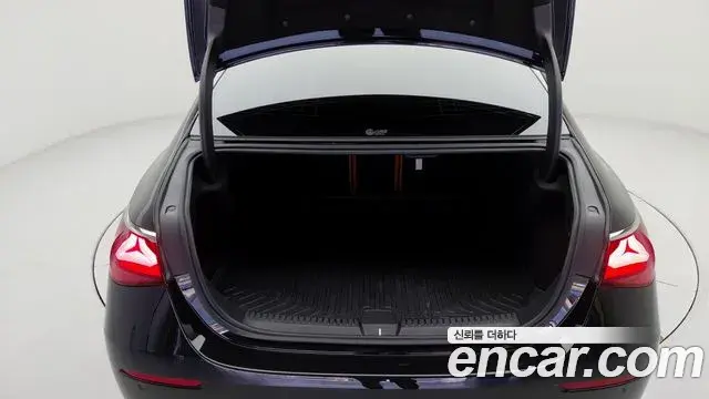 Mercedes-Benz E-Class 2024 — Photo 12/19