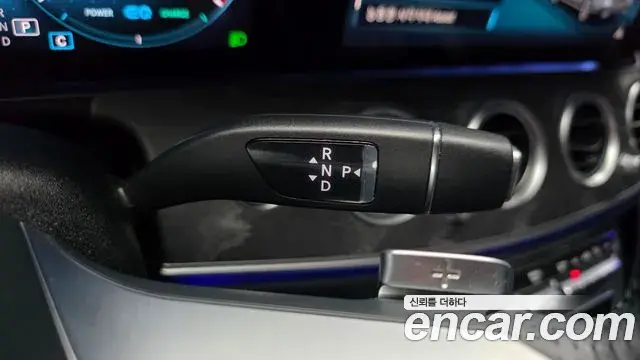Mercedes-Benz E-Class 2022 — Photo 9/20